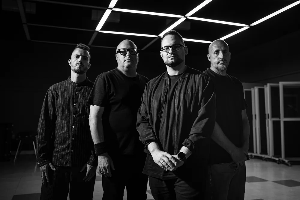 Band unter dem Lichtraster